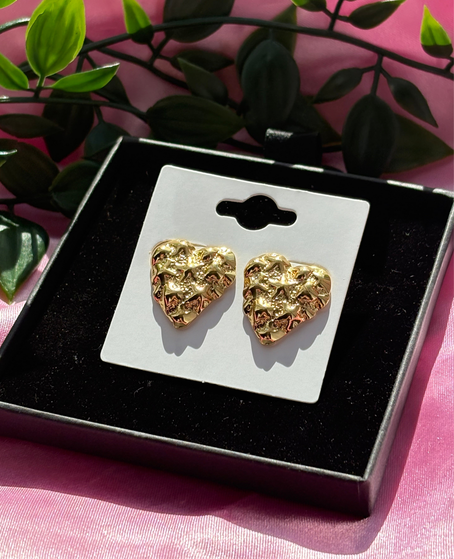 Chunky shell heart studs / stainless steel / water resistant / tarnish resistant