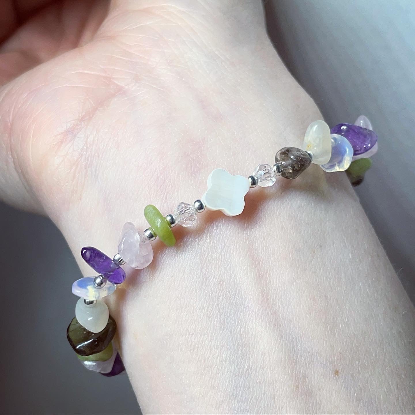 Self - care / healing crystal bracelet | crystal healing | clover leaf bracelet | mother of Pearl
