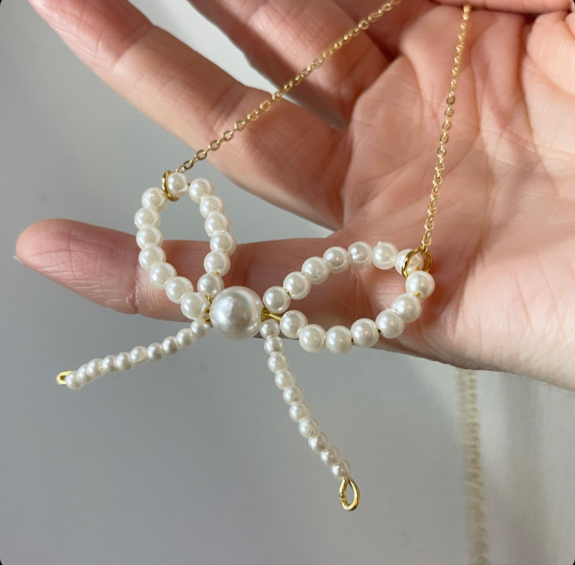 Pearl beaded bow necklace gold plated