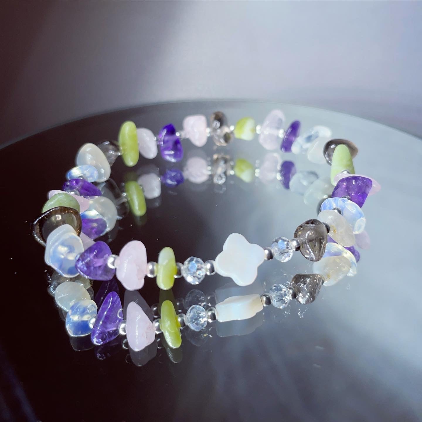 Self - care / healing crystal bracelet | crystal healing | clover leaf bracelet | mother of Pearl