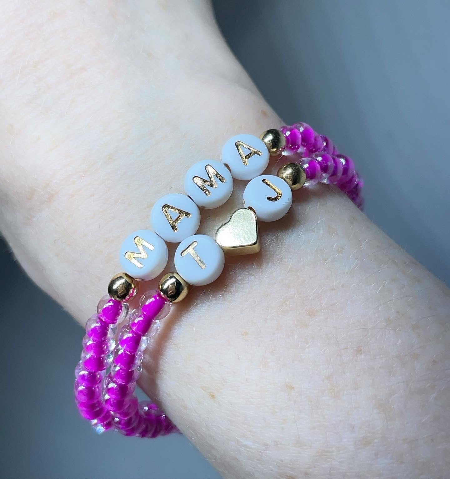 Fuchsia pink lined personalised glass bead bracelet